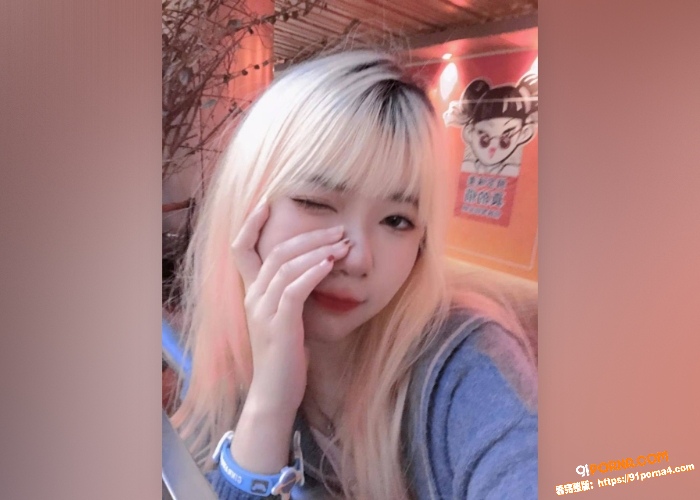 极品学生妹拉着好闺蜜下海...（1）