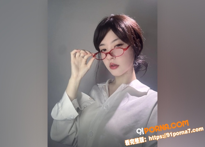 性感黑丝制服老师私拍流出...（3）