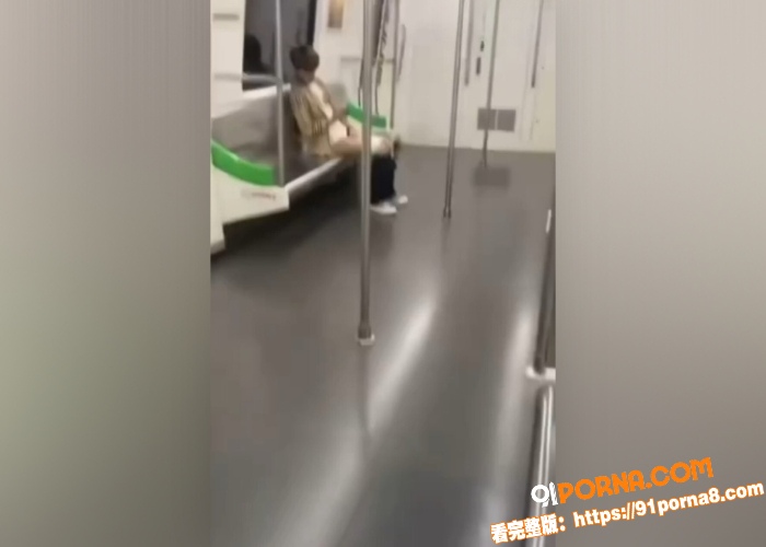 南宁地铁一车厢内一黄毛当...（10）