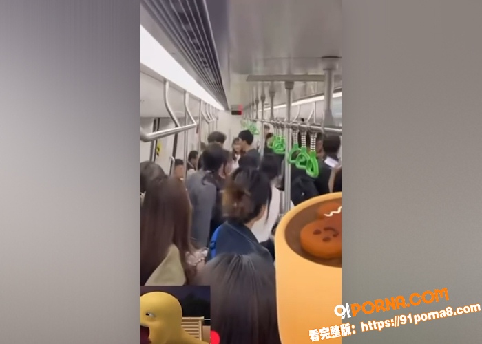 南宁地铁一车厢内一黄毛当...（1）