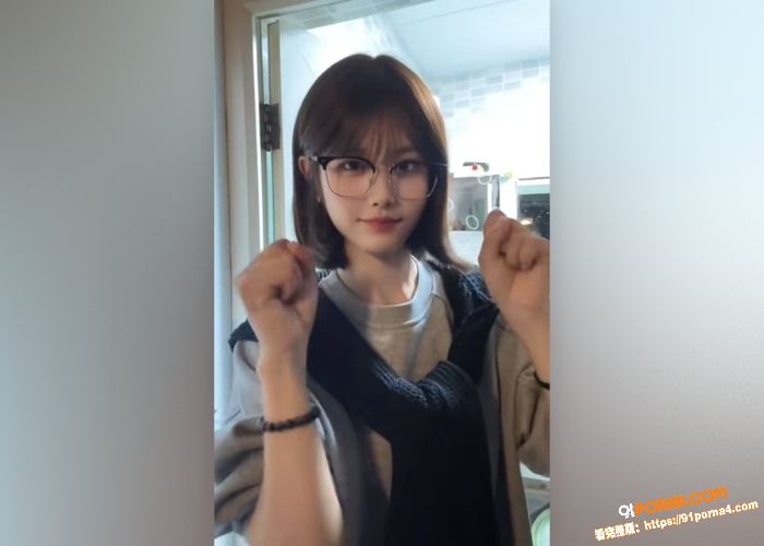 花臂眼镜母狗精神小妹 调...（5）