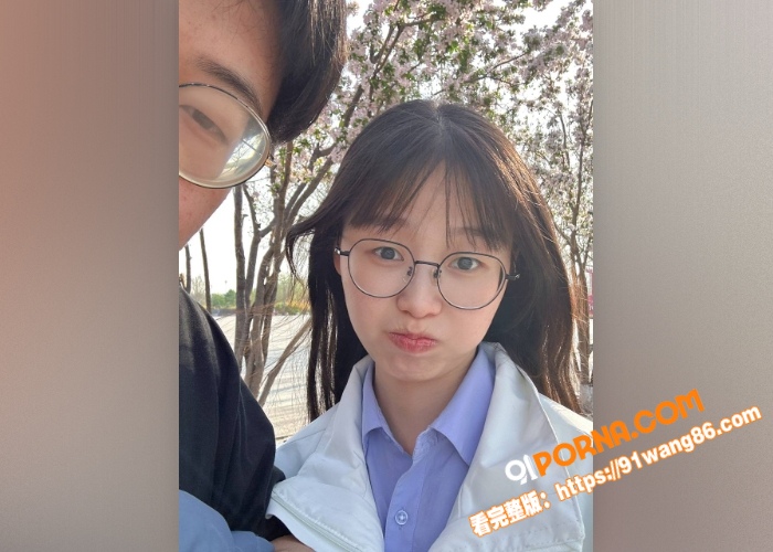 清纯女大学生眼镜妹，表面...（4）