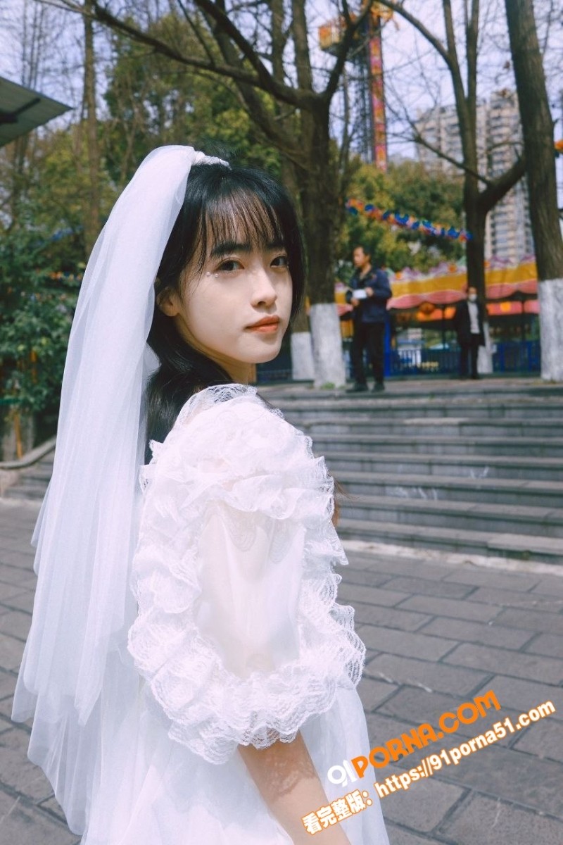 上海可爱女友穿肚兜不雅视...（1）