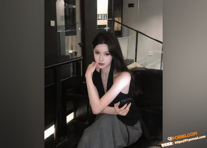 牛仔短裤漂亮人妻，一脸呆...（1）