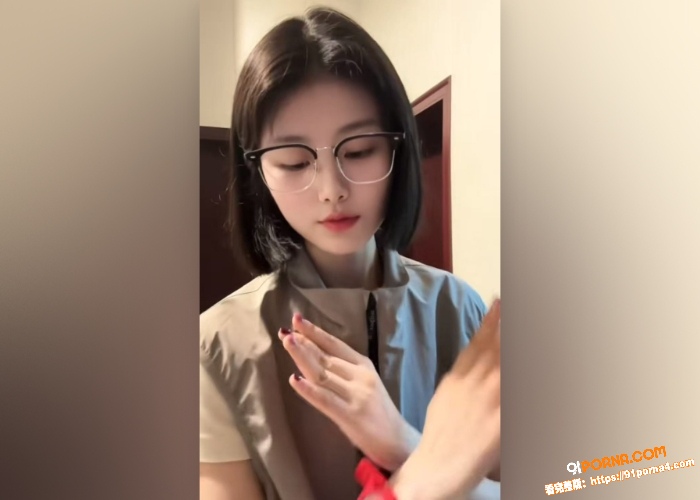 花臂眼镜母狗精神小妹 调...（1）