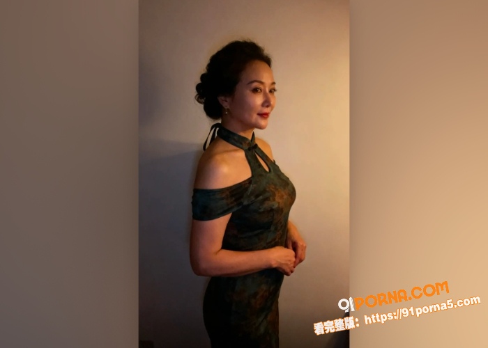 小伙子白天勾搭性感美艳姑...（4）