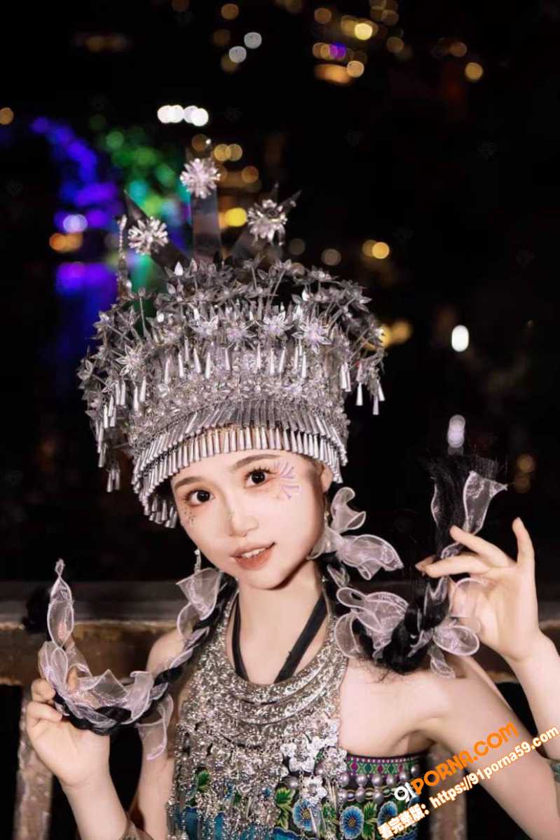 苗族极品嫩妹银饰盛装口交...（3）
