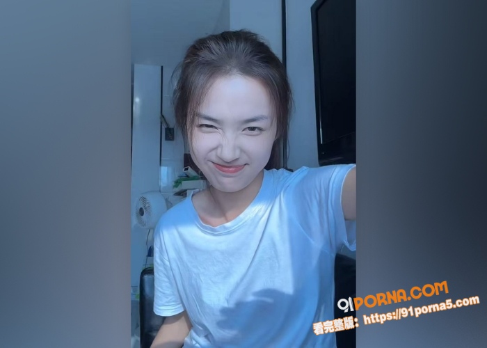 广东闷骚反差人妻 清纯外...（2）