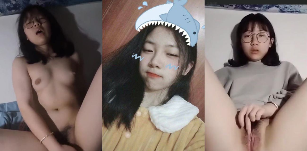 学生妹在家张开双腿插进两个手自慰给男友看，那销魂的表情，一副求草的样子 反差还得是眼睛妹啊