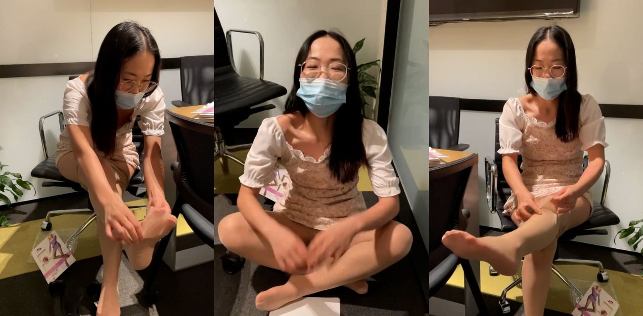 四川省成都市眼镜大二学妹，在酒店被金主要求穿丝袜足觉，也不知道这一次给多少钱