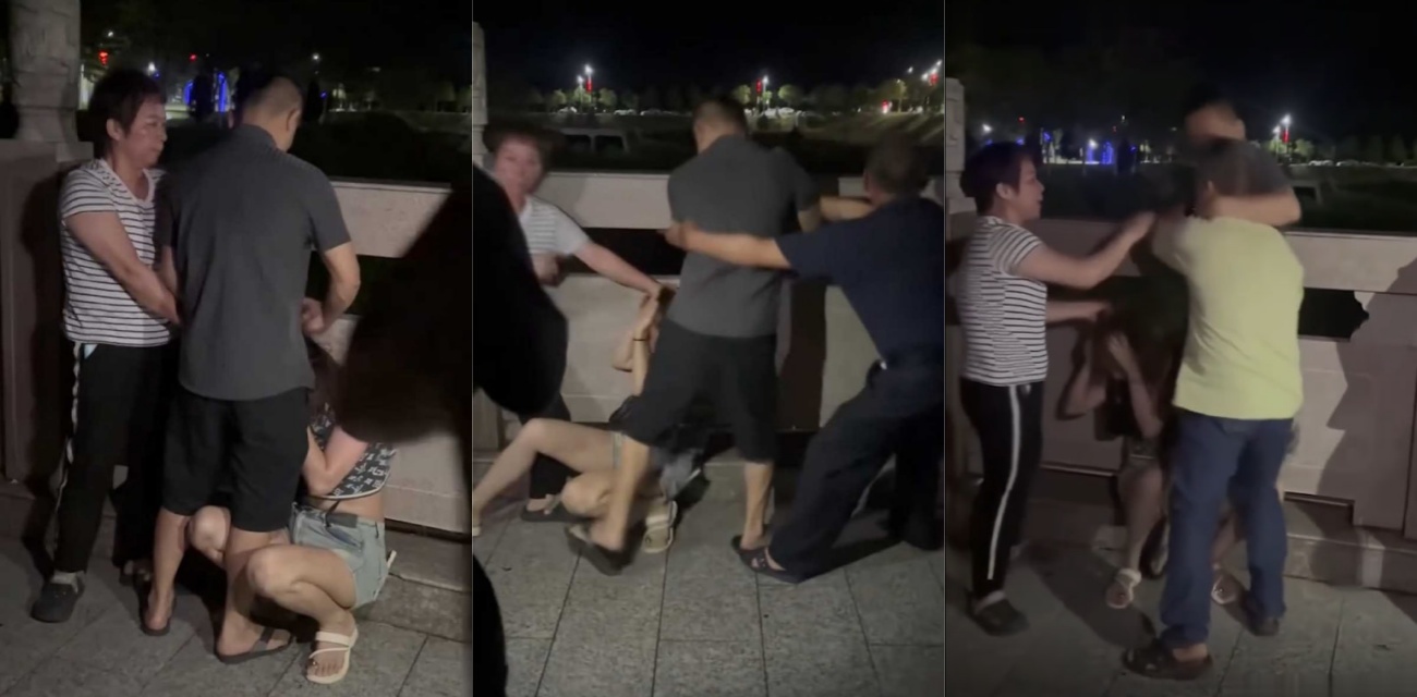 离谱翻车！60岁老登金枪不倒 公园私会小三被抓现行 原配当场暴怒撕衣扭打 场面彻底失控！